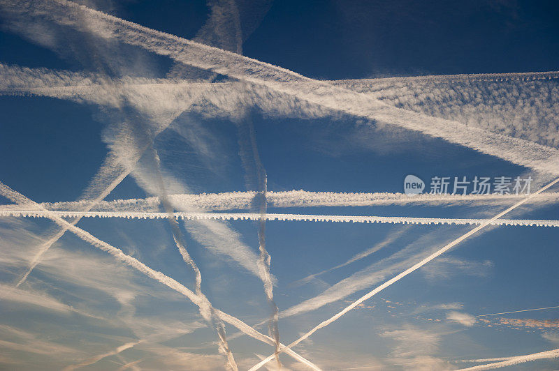 飞机在空中留下的凝结空气的痕迹