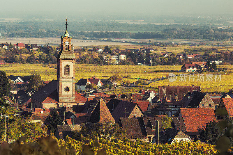 风景如画的秋天，葡萄园和村庄在法国