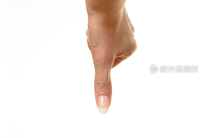 女性伸出拇指向下的手势