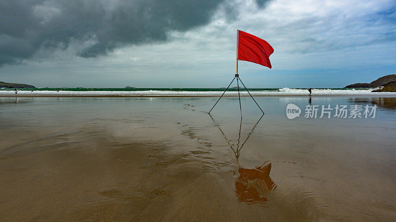 欧洲海滩，有红旗警告