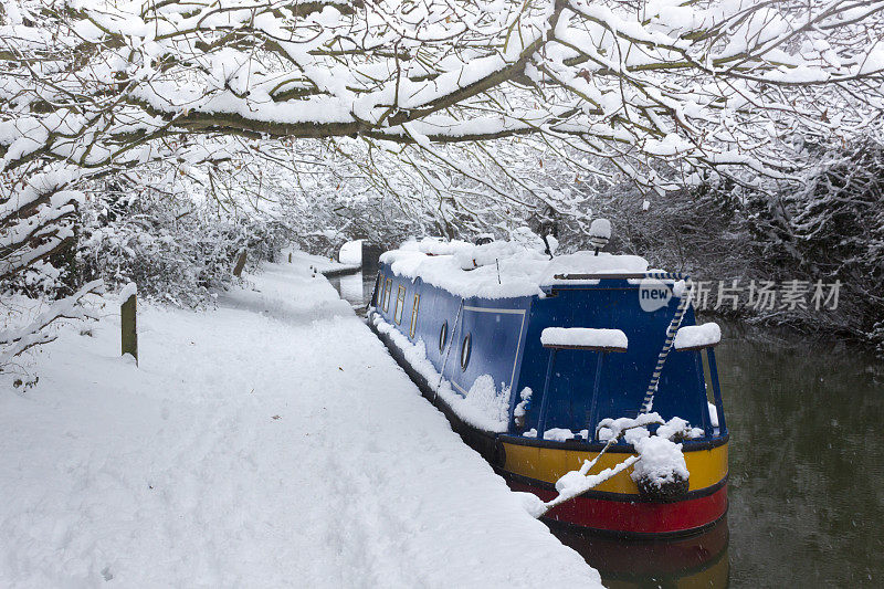 牛津附近的一条运河被厚厚的积雪覆盖着
