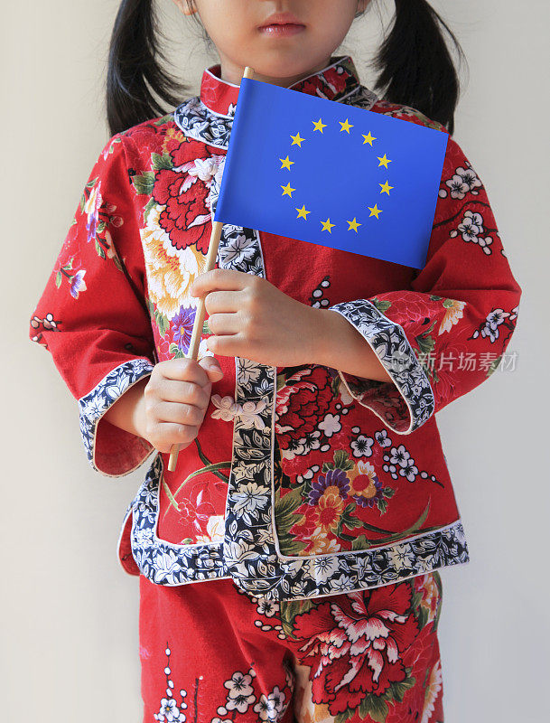举着欧盟旗帜的中国女孩