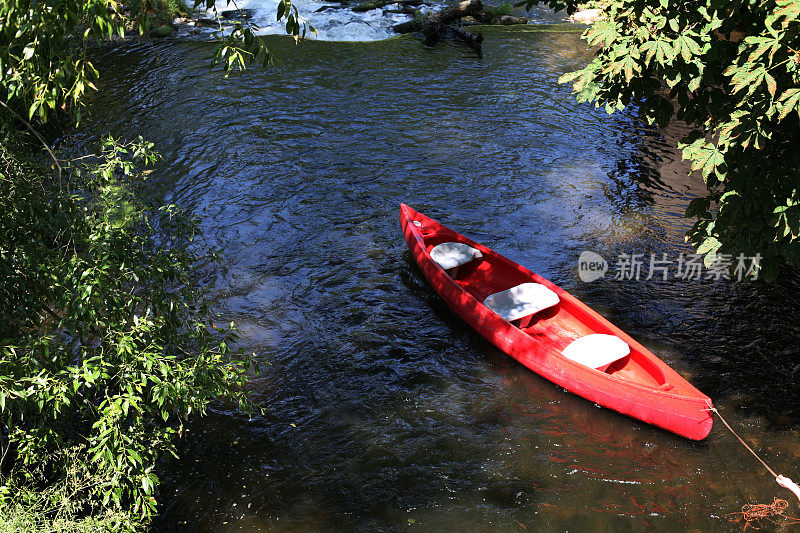 红色的独木舟在河上泛舟