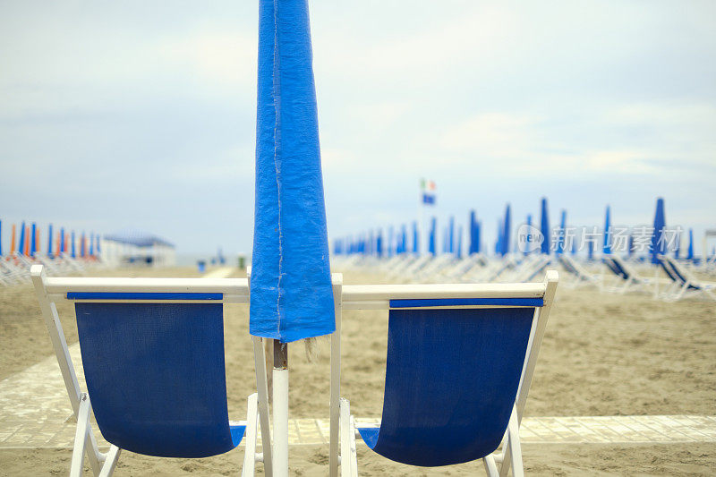 沙滩上空荡荡的躺椅，空中的拷贝空间