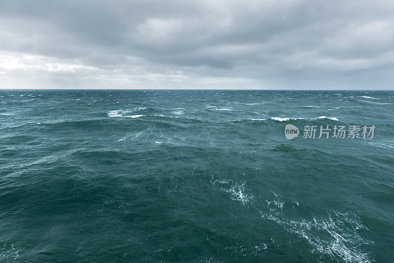 来自冬天的暴风雨的海洋