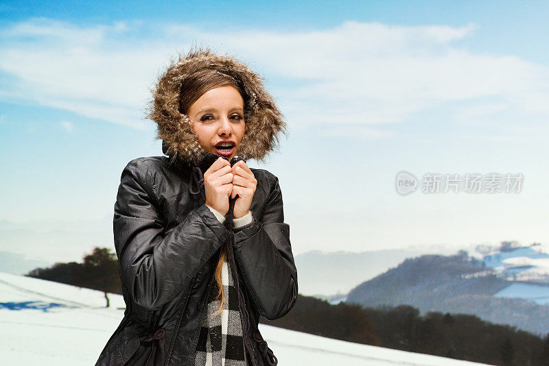 雪中的女人感觉很冷