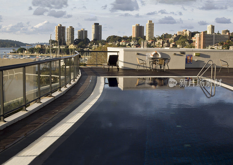 悉尼的蓝色屋顶游泳池