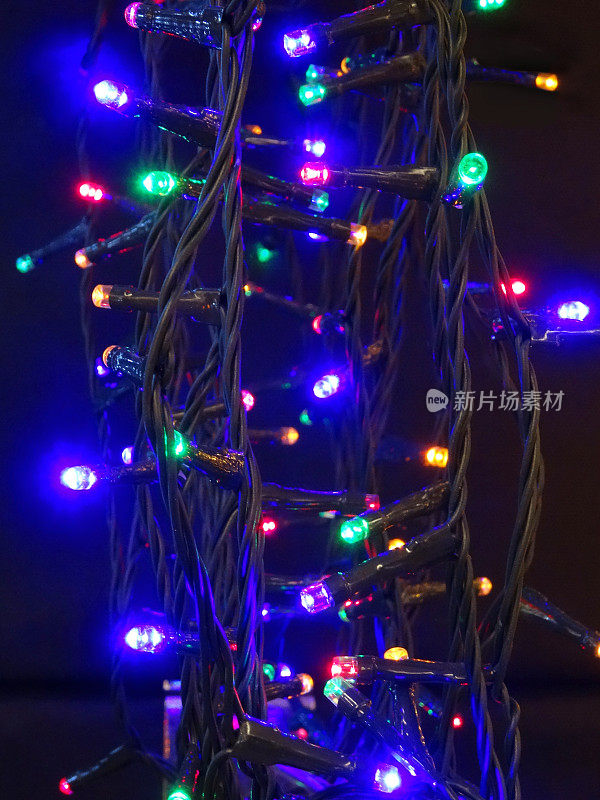 五彩缤纷的圣诞树上的仙女彩灯，闪烁着圣诞彩灯的形象