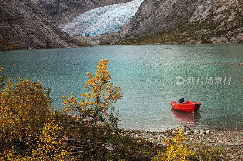 挪威Nigadsbreen冰川湖泊和红色小船