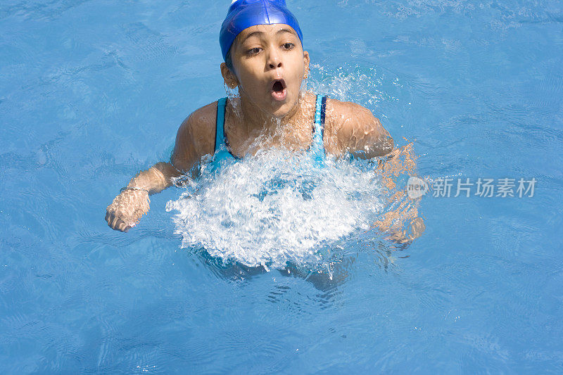 一个印度亚裔小女孩在游泳池里游泳