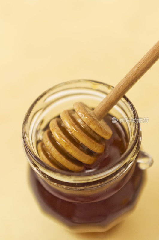 蜂蜜罐和勺子