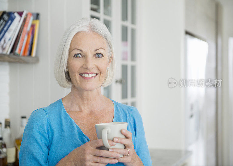 微笑的女人拿着咖啡杯