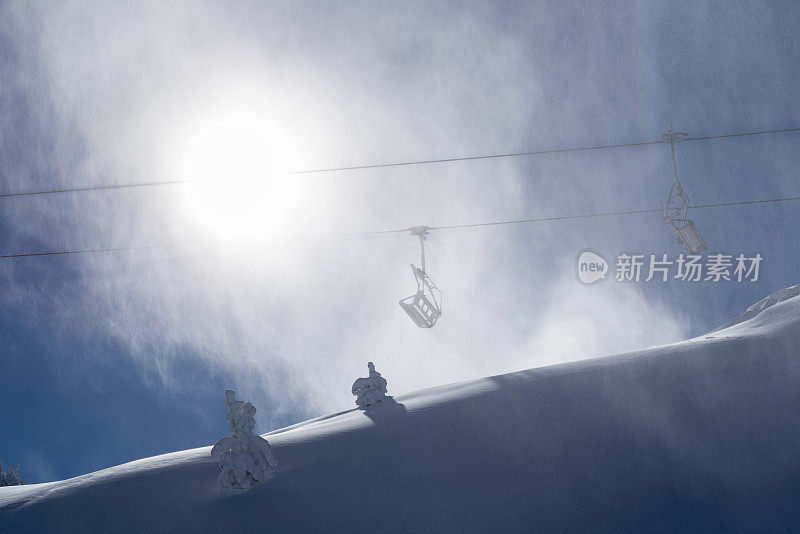 滑雪胜地被雪覆盖的斜坡