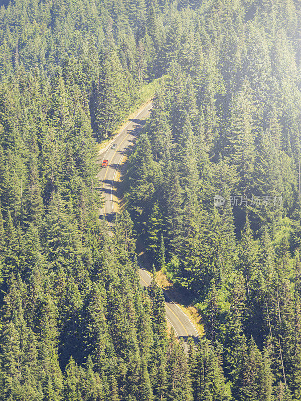 通往雷尼尔山的蜿蜒道路