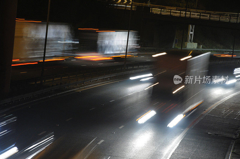 卡车运输，深夜高速公路