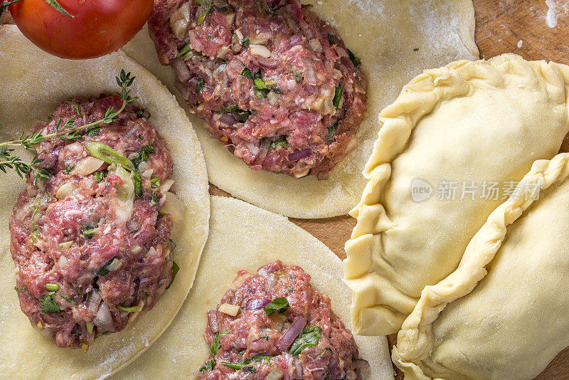 准备自制牛肉肉馅卷饼