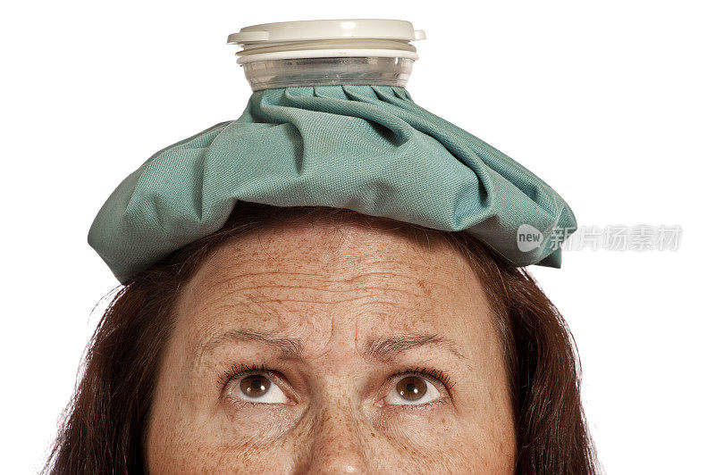 女性额头用冰袋治疗头痛