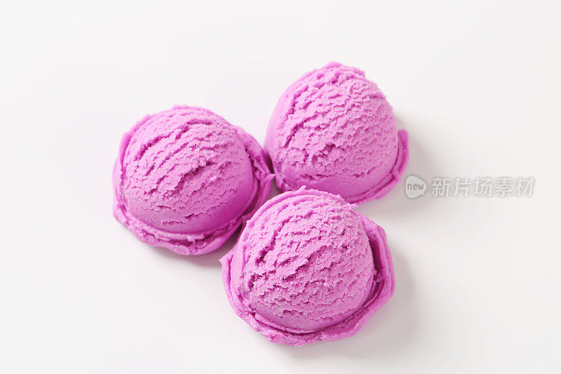 白色背景上的三勺紫色冰淇淋