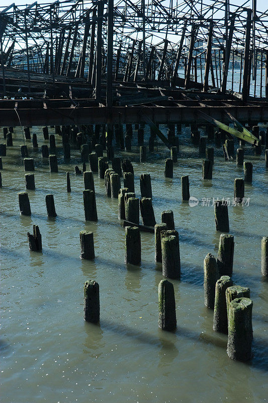 纽约河边的一个古老的木制码头