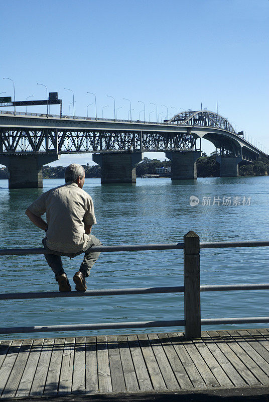 男人看着奥克兰海港大桥