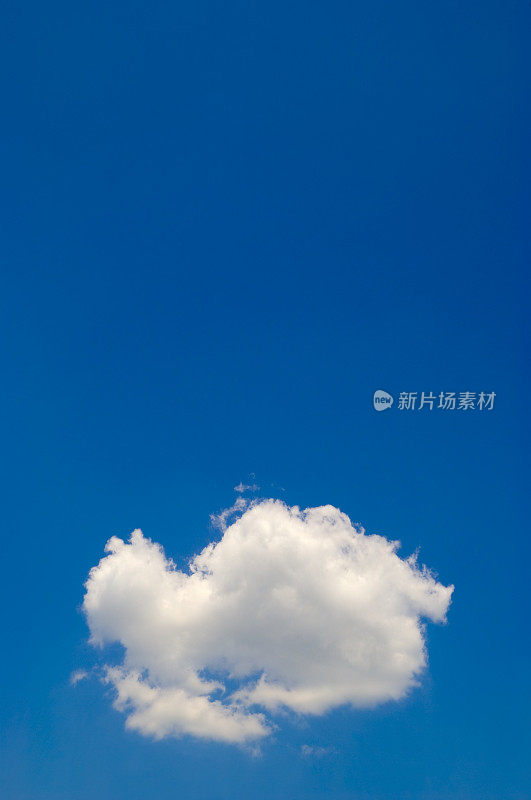 湛蓝的天空中飘浮的云朵