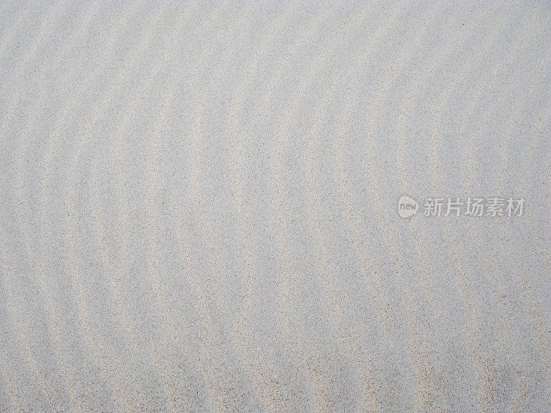 细沙在海滩上与波浪线图案-背景