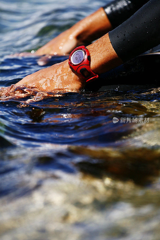 手在水中佩戴运动手表