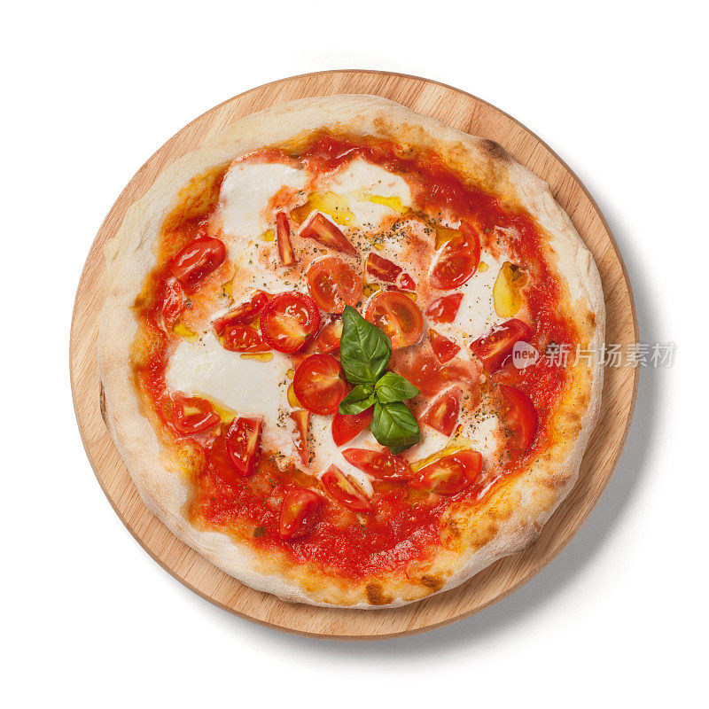 新鲜番茄和水牛奶酪的意大利披萨，白色背景