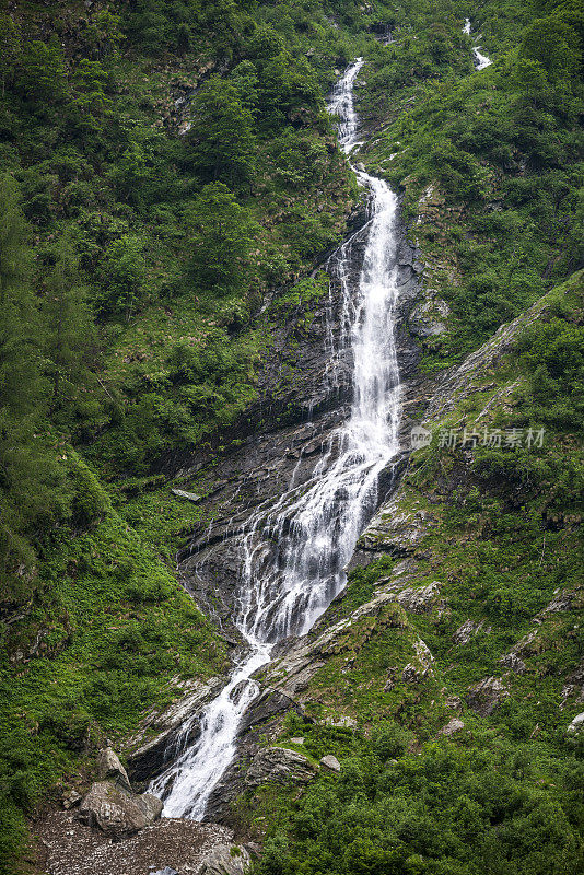 高山瀑布洪流