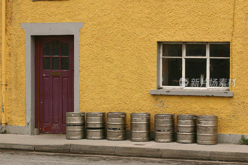 爱尔兰一家酒吧外的啤酒桶