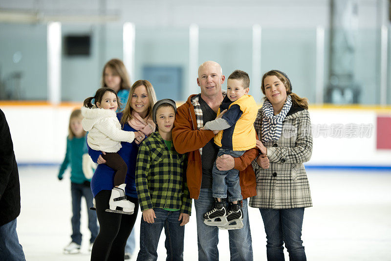 一家人站在溜冰场上