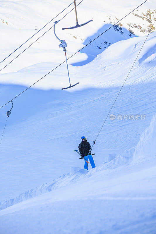 滑雪者在滑雪缆车上上升