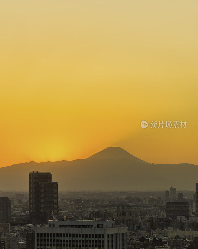 东京富士山上的金色日落和市中心的摩天大楼