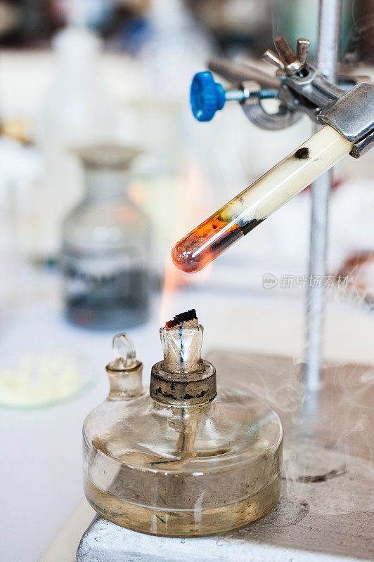 化学实验在试管中加热物质