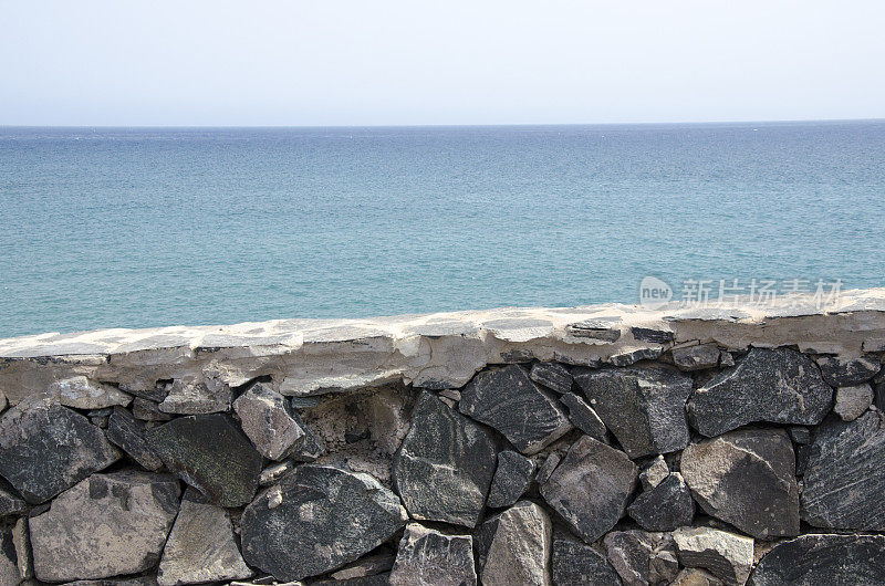 石墙与大海