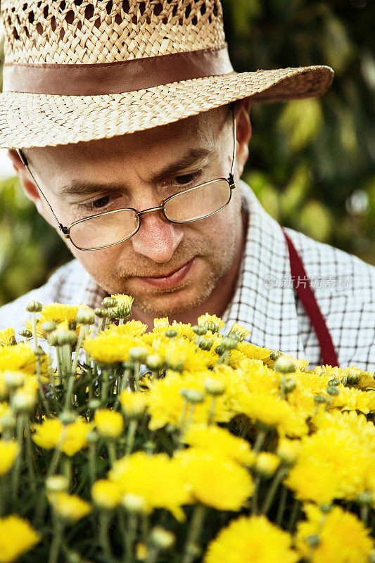 园丁检查他的花