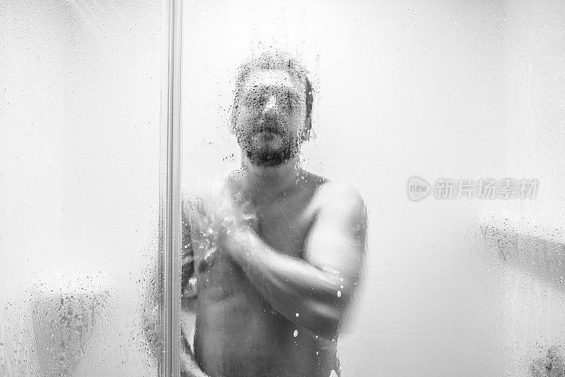 成熟男人洗澡