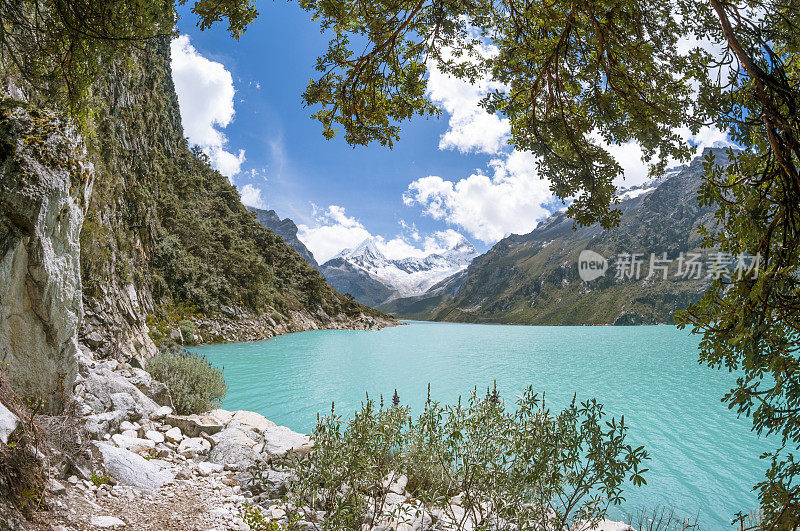 秘鲁安第斯山脉的拉古纳帕隆峰和皮拉胺峰