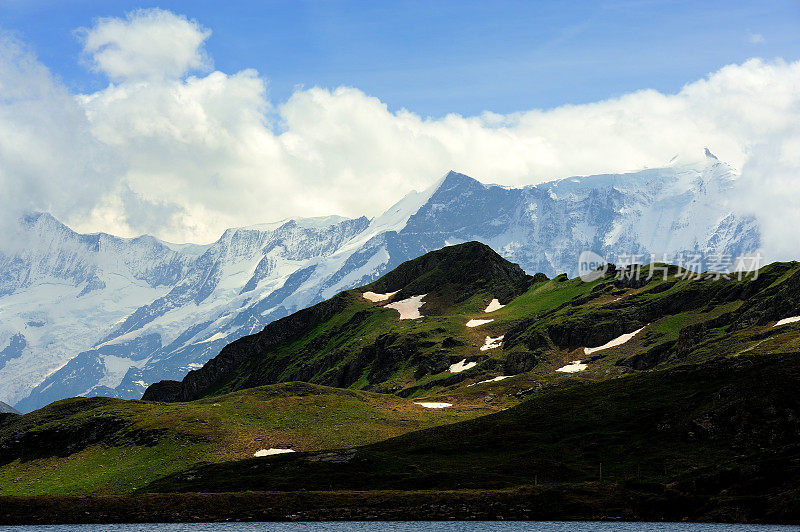 瑞士因特拉肯山脉的山峰