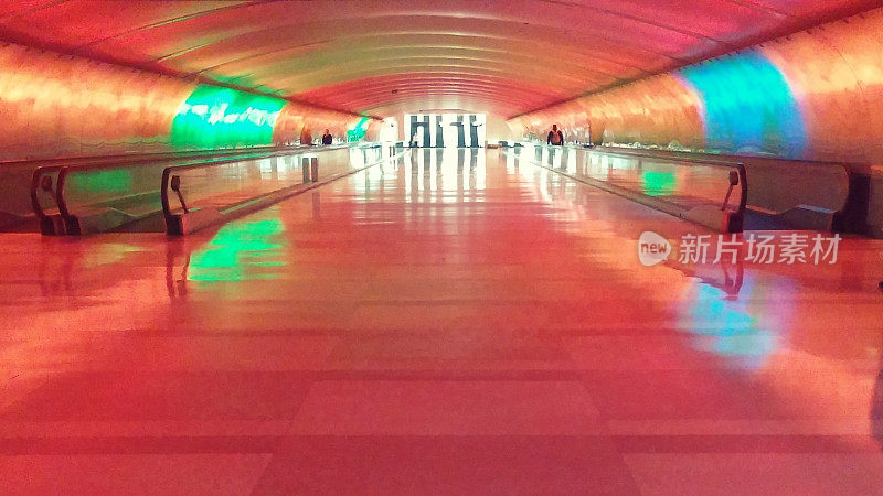 密歇根州底特律机场的红、蓝、绿照明隧道