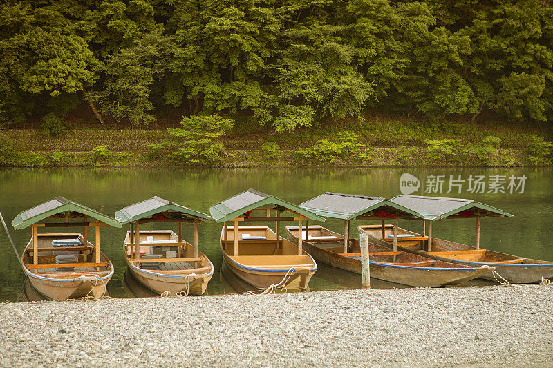 日本京都岚山市的河上的船