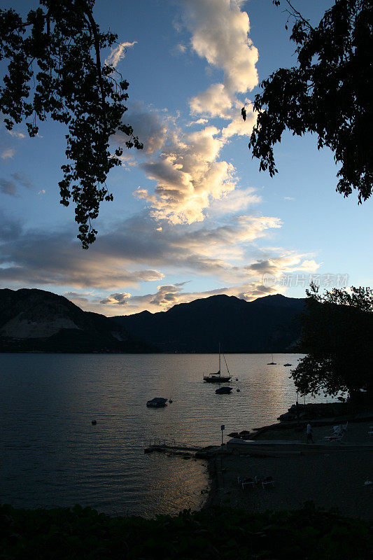 日落时的湖景和蓝天