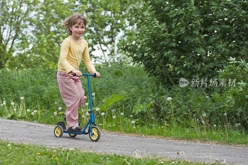 用三轮车或步跑的孩子