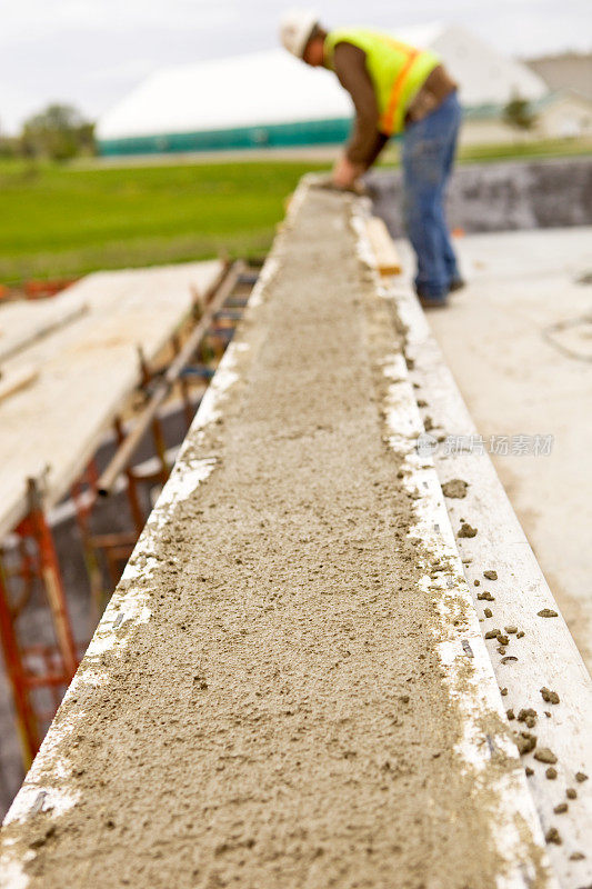 建筑工人用泥铲平整混凝土