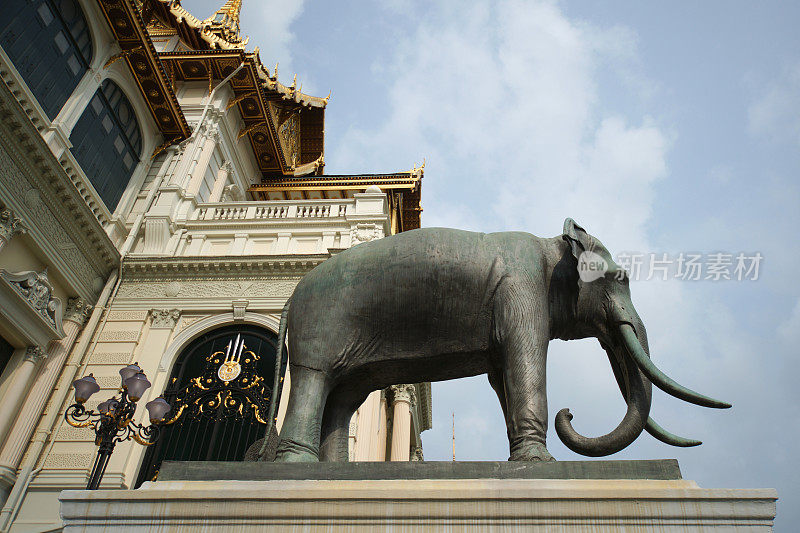 泰国曼谷查克里玛哈普拉萨大楼的大象雕像