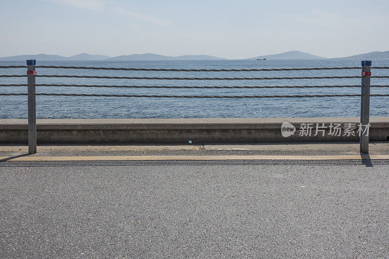 海滨背景的沥青地面空间