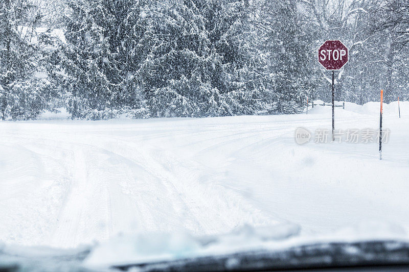 暴雪雪路十字路口停车标志