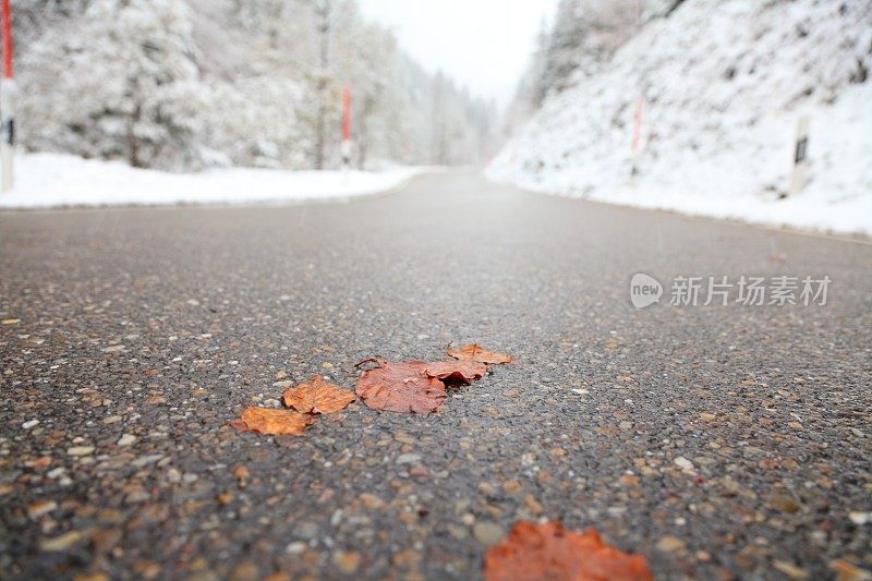 冬天的街道上有雪