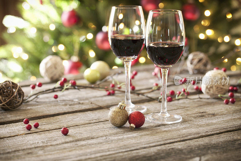 一个古老的乡村木桌上的圣诞节日红酒