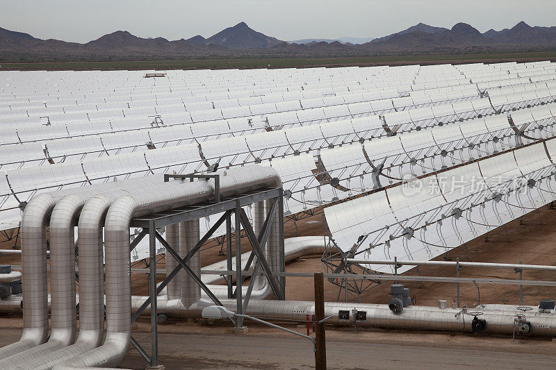 亚利桑那州沙漠的大型太阳能聚光器